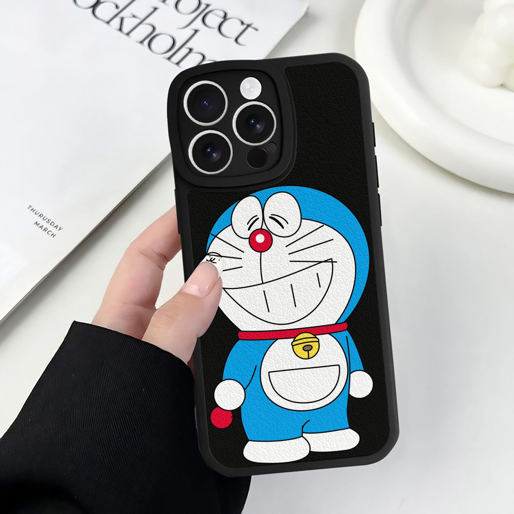 （画像用） ドラえもん Doraemon 【iPhone 16シリーズ対応】シリコンスマホケース（レザー調） 材質：シリコン